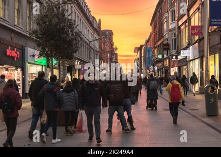 Dublin, Irland - 11. Februar 2019: die Menschen gehen hinunter eine Einkaufsstraße mit den typischen Irischen Architektur in der historischen Innenstadt an einem Wintertag Stockfoto