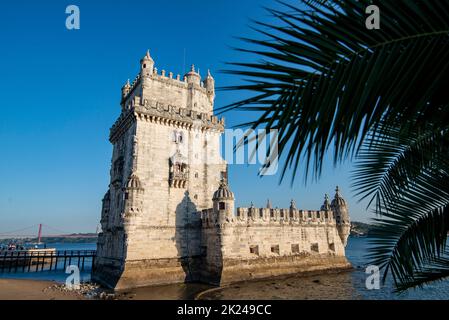 Der Torre de Belem oder Belem Turm am Rio Tejo in Belem in der Nähe der Stadt Lissabon in Portugal. Portugal, Lissabon, Oktober 2021 Stockfoto