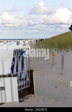 Eine Strandliege neben einer Düne in Zempin Stockfoto