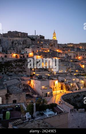 Matera, Italien - 20. September 2019: Abendansicht der Stadt Matera, Italien, mit den bunten Lichtern, die die Patios der Straßencafés im S hervorheben Stockfoto