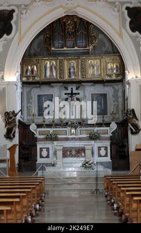 Mdera, Italien - 20. September 2019: Altar in der Kirche des heiligen Franz von Assisi in Mdera. Italien Stockfoto