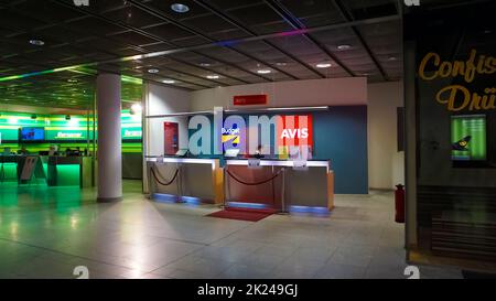 Dortmund, Deutschland - 28. Dezember 2021: Das Europcar Mietwagenbüro am Flughafen in Dortmund, Deutschland am 28. Dezember 2021 Stockfoto