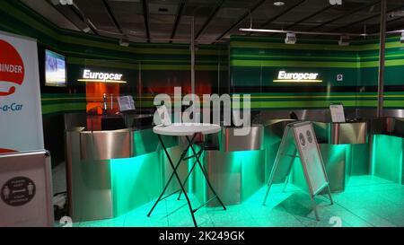 Dortmund, Deutschland - 28. Dezember 2021: Das Europcar Mietwagenbüro am Flughafen in Dortmund, Deutschland am 28. Dezember 2021 Stockfoto