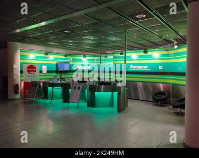 Dortmund, Deutschland - 28. Dezember 2021: Das Europcar Mietwagenbüro am Flughafen in Dortmund, Deutschland am 28. Dezember 2021 Stockfoto