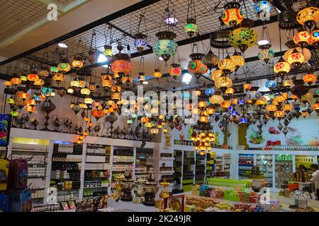 Antalya, Türkei - 11. Mai 2021: Türkische Laternen im Souvenirladen von Antalya, Türkei, am 11. Mai 2021 Stockfoto