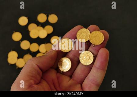 Quarter Gold auf schwarzem Hintergrund, türkisches Quarter Gold, Nahaufnahme Quarter Gold, Goldmarkt, Stockfoto