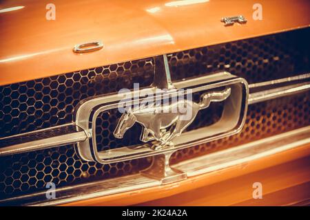 Bukarest, RUMÄNIEN - 10. Oktober 2021: Illustrative redaktionelle Nahaufnahme mit dem Frontgrill eines Ford Mustang Autos, auf dem das Herstellerlogo angebracht ist Stockfoto