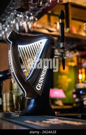 Bukarest, Rumänien - 3. Dezember 2021: Illustrative redaktionelle Abbildung eines Guinness-Bierzapfes in einer Kneipe in Bukarest, Rumänien. Stockfoto