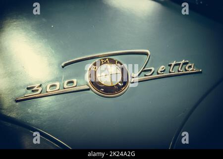 BUKAREST, RUMÄNIEN - 10. Oktober 2021: Illustrative redaktionelle Abbildung eines BMW Isetta 300 Oldtimer-Logos. Der Isetta ist ein Kleinwagen im italienischen Design. Stockfoto