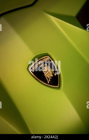 BUKAREST, RUMÄNIEN - 10. Oktober 2021: Illustrative redaktionelle Darstellung das Lamborghini-Logo auf einem Auto. Stockfoto