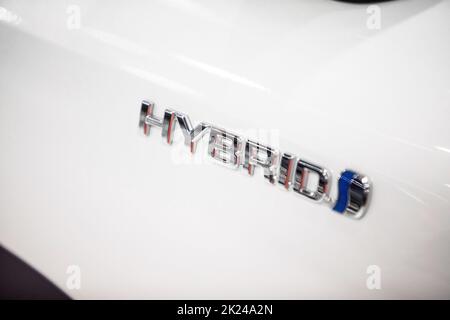 Bukarest, Rumänien - 10. Oktober 2017: Illustrative redaktionelle Nahaufnahme des Hybrid-Logos auf dem Toyota Prius. Stockfoto