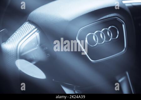 BUKAREST, RUMÄNIEN - 10. Oktober 2021: Illustrative redaktionelle Darstellung das Audi-Logo am Lenkrad. Stockfoto