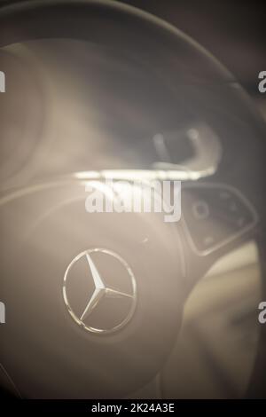 BUKAREST, RUMÄNIEN - 10. Oktober 2021: Illustrative redaktionelle Darstellung das Mercedes-Benz-Logo am Lenkrad. Stockfoto