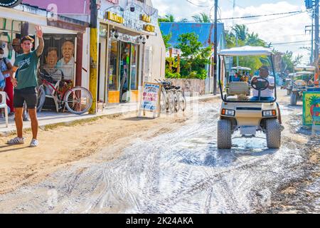 Holbox Mexiko 22. Dezember 2021 Golfwagen Buggy Auto fährt auf schlammigen Straße im Dorf auf Holbox Insel Mexiko. Stockfoto