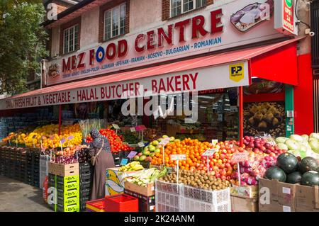 MEZ Food Center Greenford, Greenford Rd, Greenford, ist ein Lebensmittelgeschäft für Obst und Gemüse, ein Lebensmittelgeschäft für Obst und Gemüse sowie eine Halal-Metzgerei und Bäckerei, die Arabisch, Englisch, Polnisch, Albanisch, Afghan, Iranische, kosovarische, bulgarische und rumänische Speisen. (132) Stockfoto