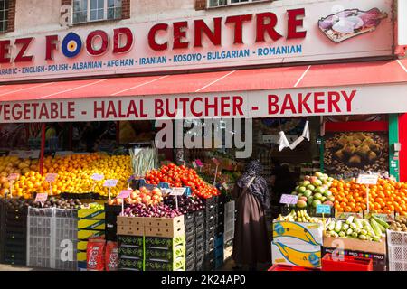 MEZ Food Center Greenford, Greenford Rd, Greenford, ist ein Lebensmittelgeschäft für Obst und Gemüse, ein Lebensmittelgeschäft für Obst und Gemüse sowie eine Halal-Metzgerei und Bäckerei, die Arabisch, Englisch, Polnisch, Albanisch, Afghan, Iranische, kosovarische, bulgarische und rumänische Speisen. (132) Stockfoto