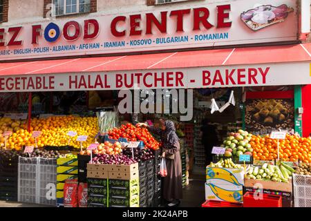 MEZ Food Center Greenford, Greenford Rd, Greenford, ist ein Lebensmittelgeschäft für Obst und Gemüse, ein Lebensmittelgeschäft für Obst und Gemüse sowie eine Halal-Metzgerei und Bäckerei, die Arabisch, Englisch, Polnisch, Albanisch, Afghan, Iranische, kosovarische, bulgarische und rumänische Speisen. (132) Stockfoto