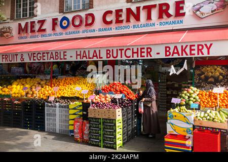 MEZ Food Center Greenford, Greenford Rd, Greenford, ist ein Lebensmittelgeschäft für Obst und Gemüse, ein Lebensmittelgeschäft für Obst und Gemüse sowie eine Halal-Metzgerei und Bäckerei, die Arabisch, Englisch, Polnisch, Albanisch, Afghan, Iranische, kosovarische, bulgarische und rumänische Speisen. (132) Stockfoto