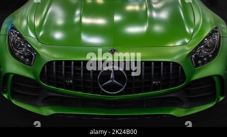 DETROIT, MI/USA - 14. SEPTEMBER 2022: Nahaufnahme eines Mercedes-AMG GT R Kühlergrills auf der North American International Detroit Auto Show (NAIAS). Stockfoto