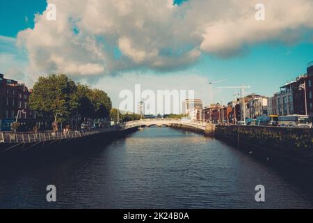 Der Liffey ist ein Fluss im Osten Irlands, der letztendlich durch das Zentrum von Dublin bis zu seiner Mündung in die Dublin Bay fließt. Stockfoto