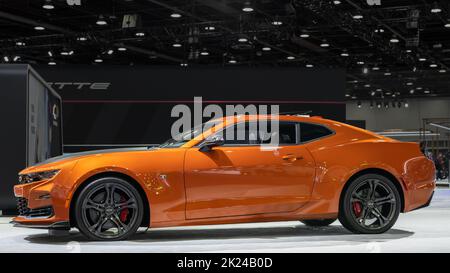 DETROIT, MI/USA - 14. SEPTEMBER 2022: Ein Chevrolet Camaro SS-Fahrzeug auf der North American International Detroit Auto Show (NAIAS). Stockfoto