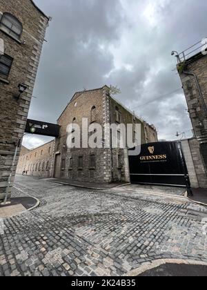 Das St. James's Gate, das sich an den südlichen Kais von Dublin an der James's Street befindet, ist die Heimat von Draft Guinness. Stockfoto