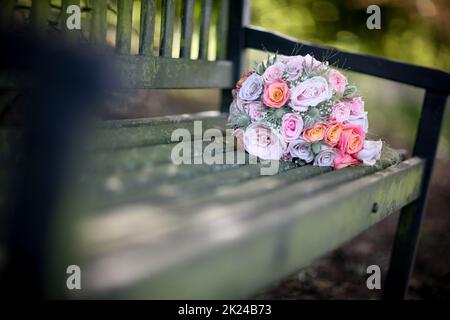 Der Brautstrauß auf einer Bank Stockfoto