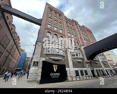 Das St. James's Gate, das sich an den südlichen Kais von Dublin an der James's Street befindet, ist die Heimat von Draft Guinness. Stockfoto