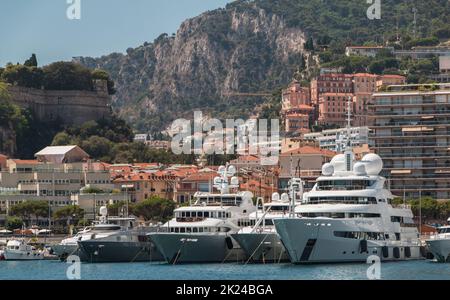 Ein Bild von einer Gruppe von Yachten im Hafen Port Hercule geparkt. Stockfoto