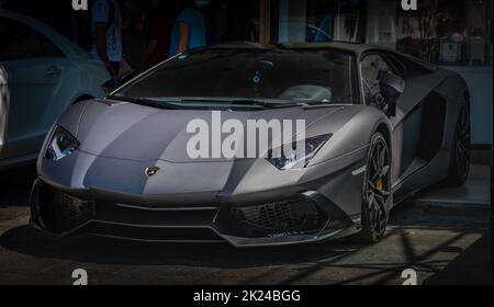 Ein Bild eines Lamborghini Aventador, der auf der Straße geparkt ist. Stockfoto