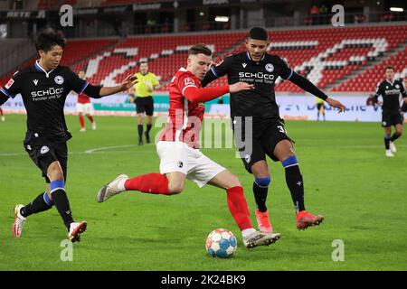 Auch Ermedin Demirovic (SC Freiburg) kan sich gegen Andrés Andrade (Arminia Bielefeld) nicht durchsetzen im Spiel der 1. FBL: 21-22: 18. Spt. SC frei Stockfoto