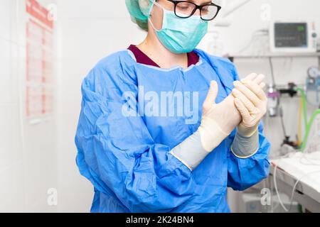 Coronavirus-Konzept. Krankenschwester legt Schutztücher an. Krankenschwester trägt persönliche Schutzausrüstung im Kampf gegen Coronavirus-Krankheit . Hi Stockfoto