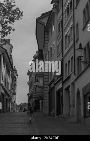 Ein schwarz-weiß Bild von einer engen Straße in Zürich (Schweiz). Stockfoto