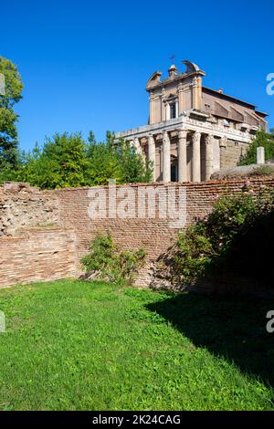 Überreste des Tempels von Antoninus und Faustina im Forum Romanum, Rom, Italien. Tempel wurde später die römisch-katholische Kirche, Chiesa di San Lorenzo in mir Stockfoto
