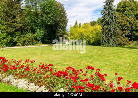 Lancut, Polen - 26. August 2020: Gloriette im Garten des barocken Schlosses Lancut aus dem 16.. Jahrhundert Stockfoto