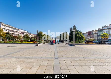 Braga, Portugal - 27. Oktober 2021: Straßenatmosphäre und architektonisches Detail auf dem Platz der Republik (praca da Republica), wo die Menschen im Herbst spazieren gehen Stockfoto