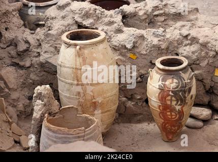 Santorini, Griechenland - 01. Juli 2021: In der prähistorischen Stadt Akrotiri, Ausgrabungsstätte einer minoischen bronzezeitlichen Siedlung, wurde antike Keramik geborgen Stockfoto