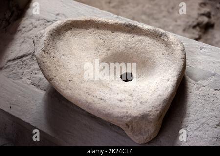 Santorini, Griechenland - 01. Juli 2021: Akrotiri, Ausgrabungsstätte einer minoischen bronzezeitlichen Siedlung auf der griechischen Insel Santorini Stockfoto