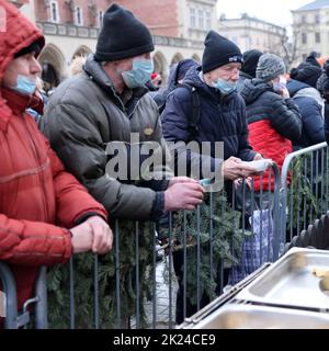 Krakau, Polen - 19. Dezember 2021: Heiligabend für Arme und Obdachlose auf dem Hauptplatz in Krakau. Trotz der Covid-Pandemie, die Gruppe Kosciuszko Prep Stockfoto