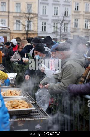 Krakau, Polen - 19. Dezember 2021: Heiligabend für Arme und Obdachlose auf dem Hauptplatz in Krakau. Trotz der Covid-Pandemie, die Gruppe Kosciuszko Prep Stockfoto