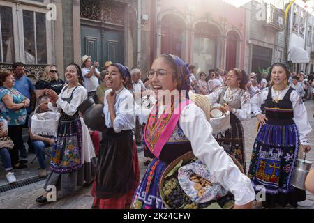 Ponte de Lima - 10. September 2022: Junge Menschen in den traditionellen Kostümen Nordportugals bei der Feiras Novas Festparade. Stockfoto