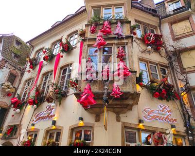 Straßburg, Elsass, Frankreich - 12. Dezember 2016: Straßen und Häuserfassaden, traditionell mit Spielzeug und Teddybären geschmückt, zu Weihnachten in medi Stockfoto