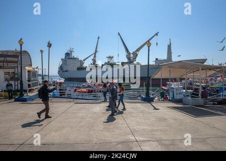 Muelle Prat Pier im Hafen von Valparaiso, Chile Stockfoto