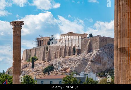 Ein Bild des Tempels des olympischen Zeus mit Blick auf die Akropolis (Athen). Stockfoto