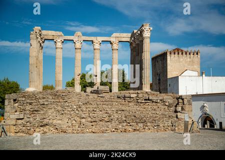 Der Templo de Diana oder der Templo Romana auf dem Largo do Conde de Vila Flor in der Altstadt der Stadt Evora in Alentejo in Portugal. Portugal, Evora, O Stockfoto