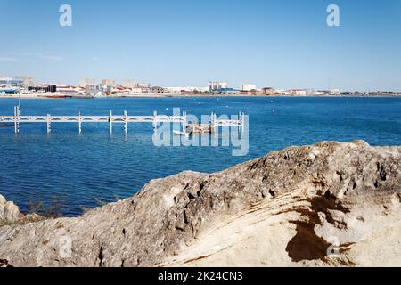 Laden eines Eisenabschnitts auf eine schwimmende Plattform. Bau des Piers. Kasachstan. Aktau. 08 Oktober 2019 Jahr. Arbeiten ohne Schutzequi Stockfoto