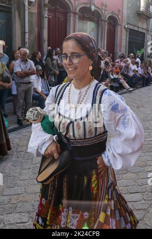 Ponte de Lima - 10. September 2022: Junge Menschen in den traditionellen Kostümen Nordportugals bei der Feiras Novas Festparade. Stockfoto