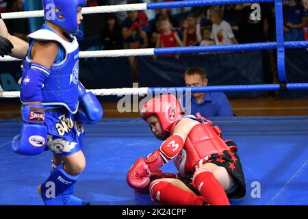 Orenburg, Russland - 20. Oktober 2019: Junge kämpfen im Thai-Boxen um den Orenburg-Cup im Thai-Boxen – Muay Thai – Kampfkunst Thailand Stockfoto