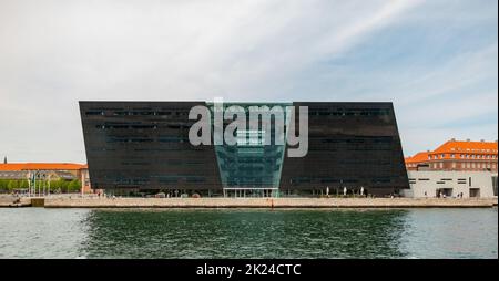 Ein Bild der Königlichen Bibliothek von Copanhagen, vom anderen Rand des Wasserkörpers Honsebrolobet aus gesehen. Stockfoto