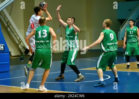 Orenburg, Russland - 13-16. Juni 2019: Männer spielen Basketball im interregionalen Finale der Amateur Basketball League im Wolga Federal District Stockfoto